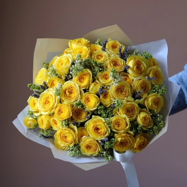 Букет сирени с кустовыми желтыми розами