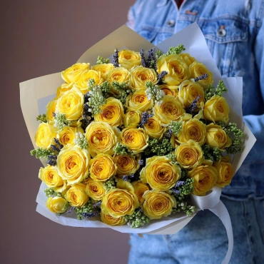 Букет сирени с кустовыми желтыми розами