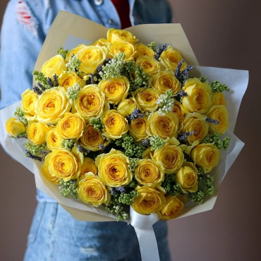 Букет сирени с кустовыми желтыми розами