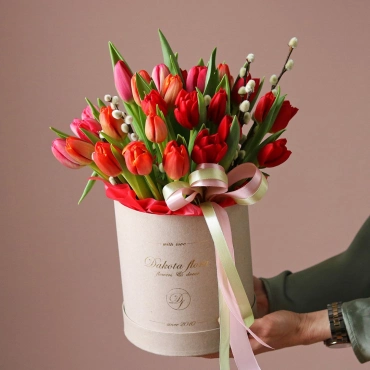 Красные тюльпаны и верба