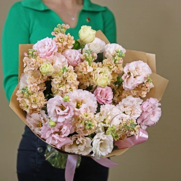 Букет из маттиолы и эустомы