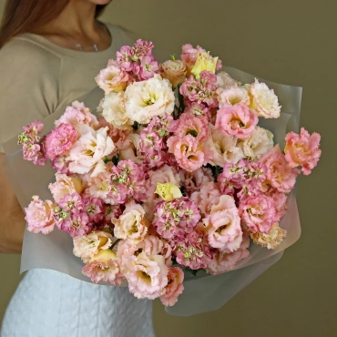 Букет из маттиолы и эустомы