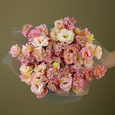 Букет из маттиолы и эустомы