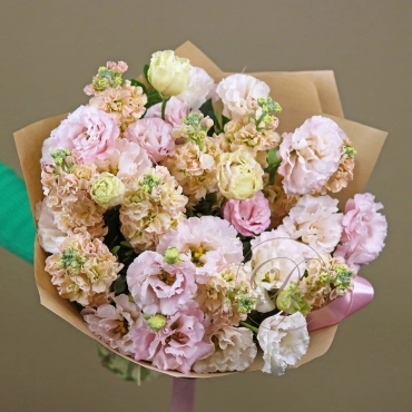 Букет из маттиолы и эустомы