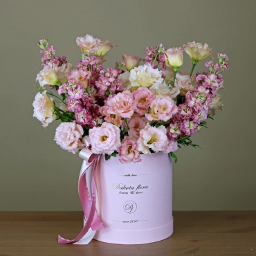 Маттиола и эустома в коробке