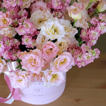 Маттиола и эустома в коробке