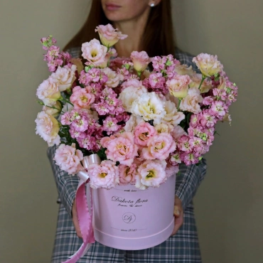 Маттиола и эустома в коробке