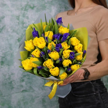 Букет желтых тюльпанов с ирисами