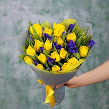Букет желтых тюльпанов с ирисами