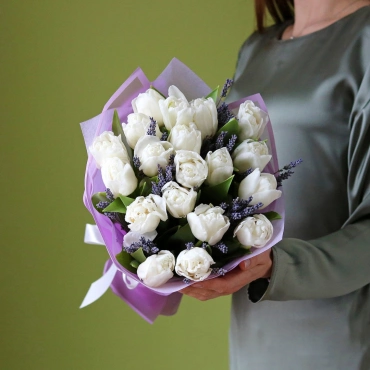 Белые тюльпаны и лаванда