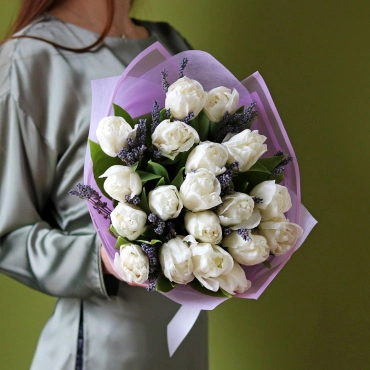 Белые тюльпаны и лаванда