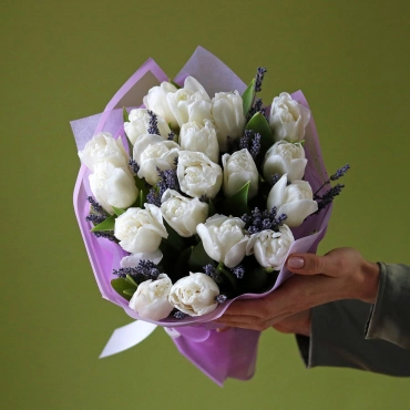 Белые тюльпаны и лаванда