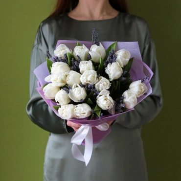 Белые тюльпаны и лаванда