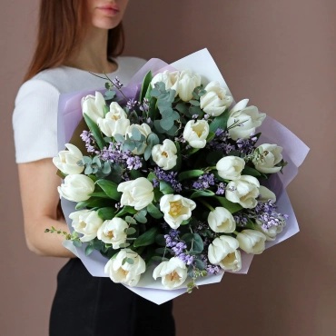 Белые тюльпаны с синем джинстером