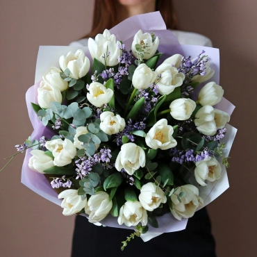 Белые тюльпаны с синем джинстером