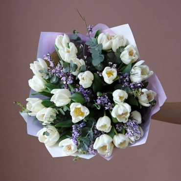 Белые тюльпаны с синем джинстером