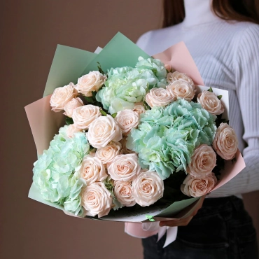 Букет из гортензии и пудровой розы бомбастик