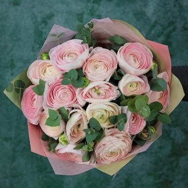 Ранункулюс с зеленью букет