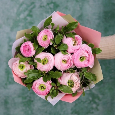 Ранункулюс с зеленью букет