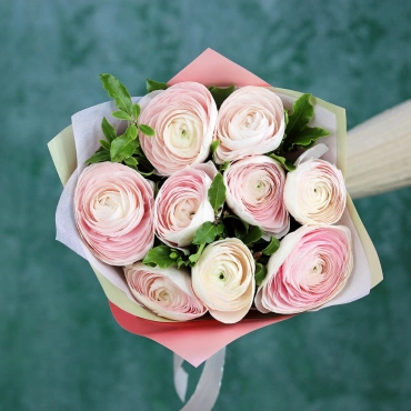 Ранункулюс с зеленью букет