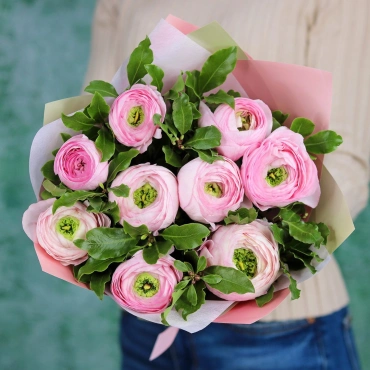 Розовые ранункулюсы с зеленью букет