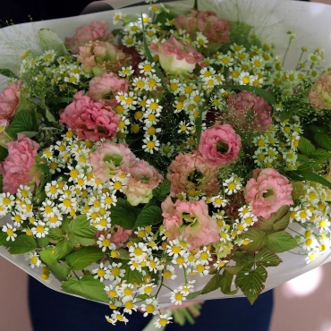 Розовая эустома и ромашки