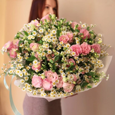 Розовая эустома и ромашки