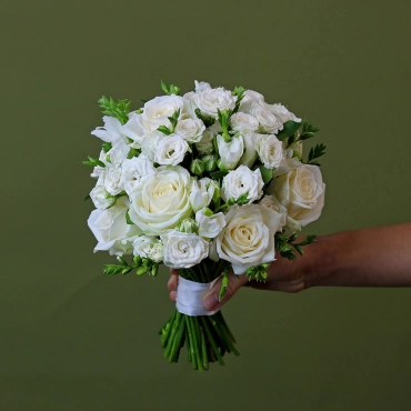 Свадебный букет из белых роз и фрезий