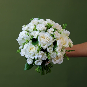 Свадебный букет из белых роз и фрезий