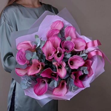 Букет из розовых калл