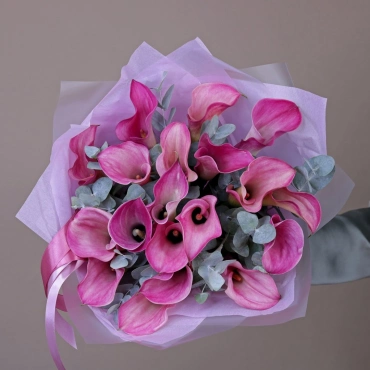 Букет из розовых калл