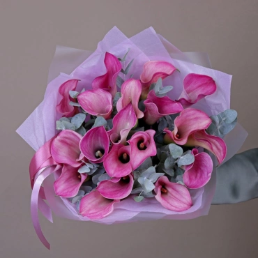 Букет из розовых калл