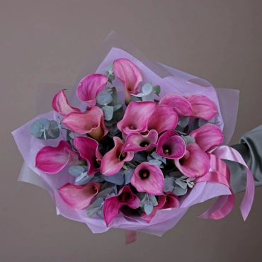 Букет из розовых калл