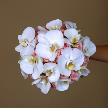 Букет невесты из кустовых роз и орхидеи