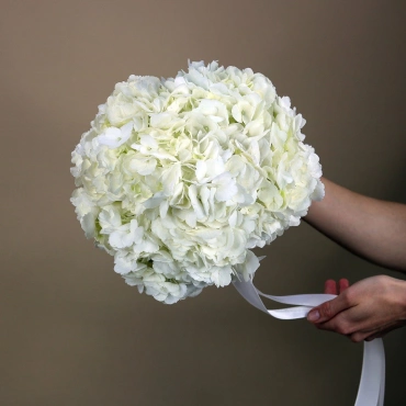 Свадебный букет из белой гортензии