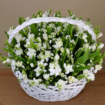 Корзина с ландышами и фрезиями