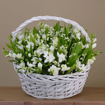 Корзина с ландышами и фрезиями