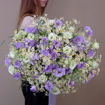 Большой букет из ромашек и эустомы