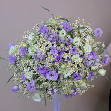 Большой букет из ромашек и эустомы