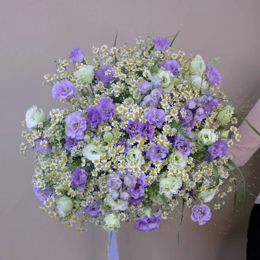 Большой букет из ромашек и эустомы