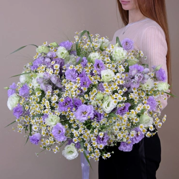 Большой букет из ромашек и эустомы