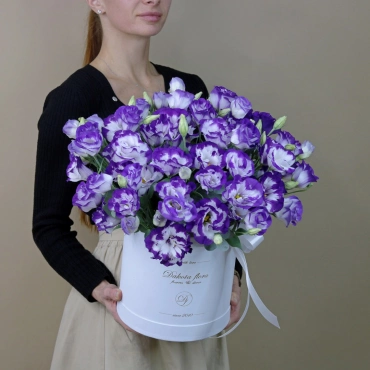 Бело-фиолетовая эустома в коробке