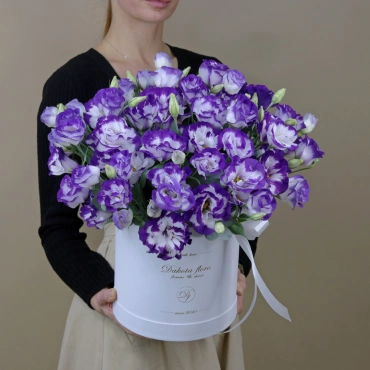 Бело-фиолетовая эустома в коробке