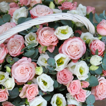 Корзина с пионовидными розами и эустомой