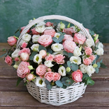 Корзина с пионовидными розами и эустомой