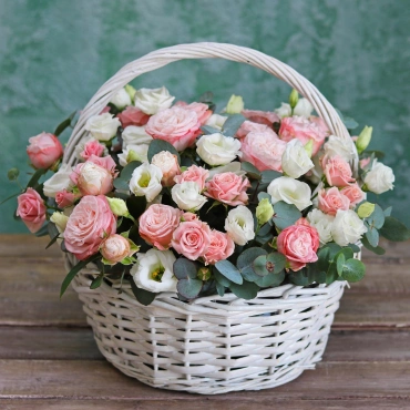 Корзина с пионовидными розами и эустомой