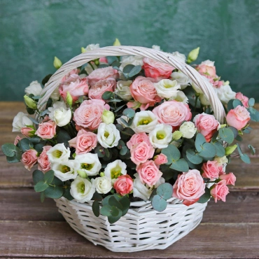 Корзина с пионовидными розами и эустомой