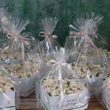 Сердце из нежно-розовых ранункулюсов