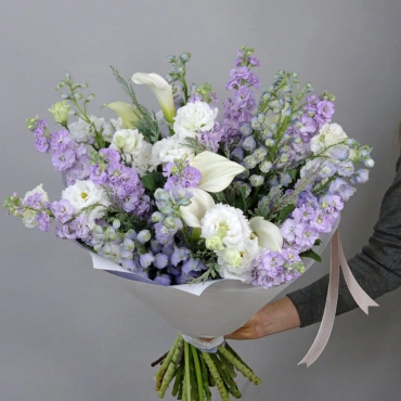 Букет из калл и дельфиниума