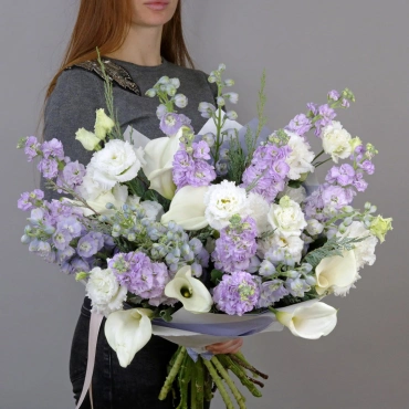 Букет из калл и дельфиниума